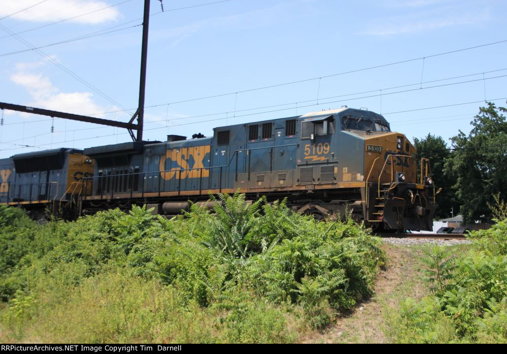 CSX 5109 leading M404